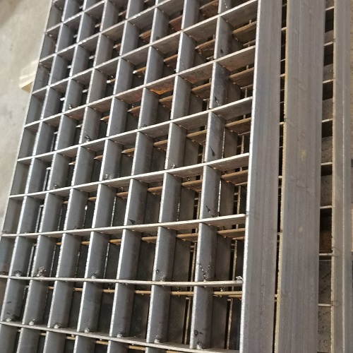 插接鋼格板、互插鋼格柵板：綠色環?？苫厥? /> 
</p>
（一）節能生產工藝<br />
先進的加工設備<br />
在<strong><a href=