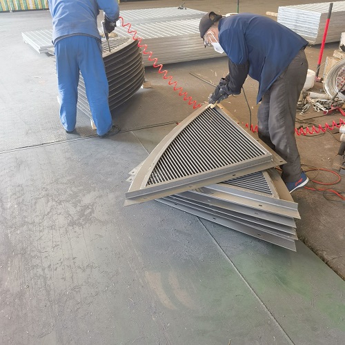 雨水排水鋼格柵蓋板污水處理鋼格板篦子：技術參數與性能詳解