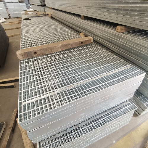 食品廠鋼格板選型：304不銹鋼還是鍍鋅更合適？