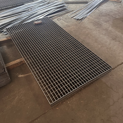 不銹鋼鋼格板vs熱鍍鋅鋼格板，該怎么選